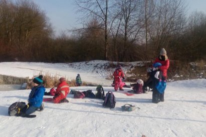 nezbytné posilnění na břehu zmrzlé strouhy, která napájí Milíčovský rybník