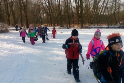 Možná nevěříte, ale prvostupňoví žáci dokáží chodit po vodě, tedy - po hladině rybníka. (Přiznáváme, že zamrzlého...)